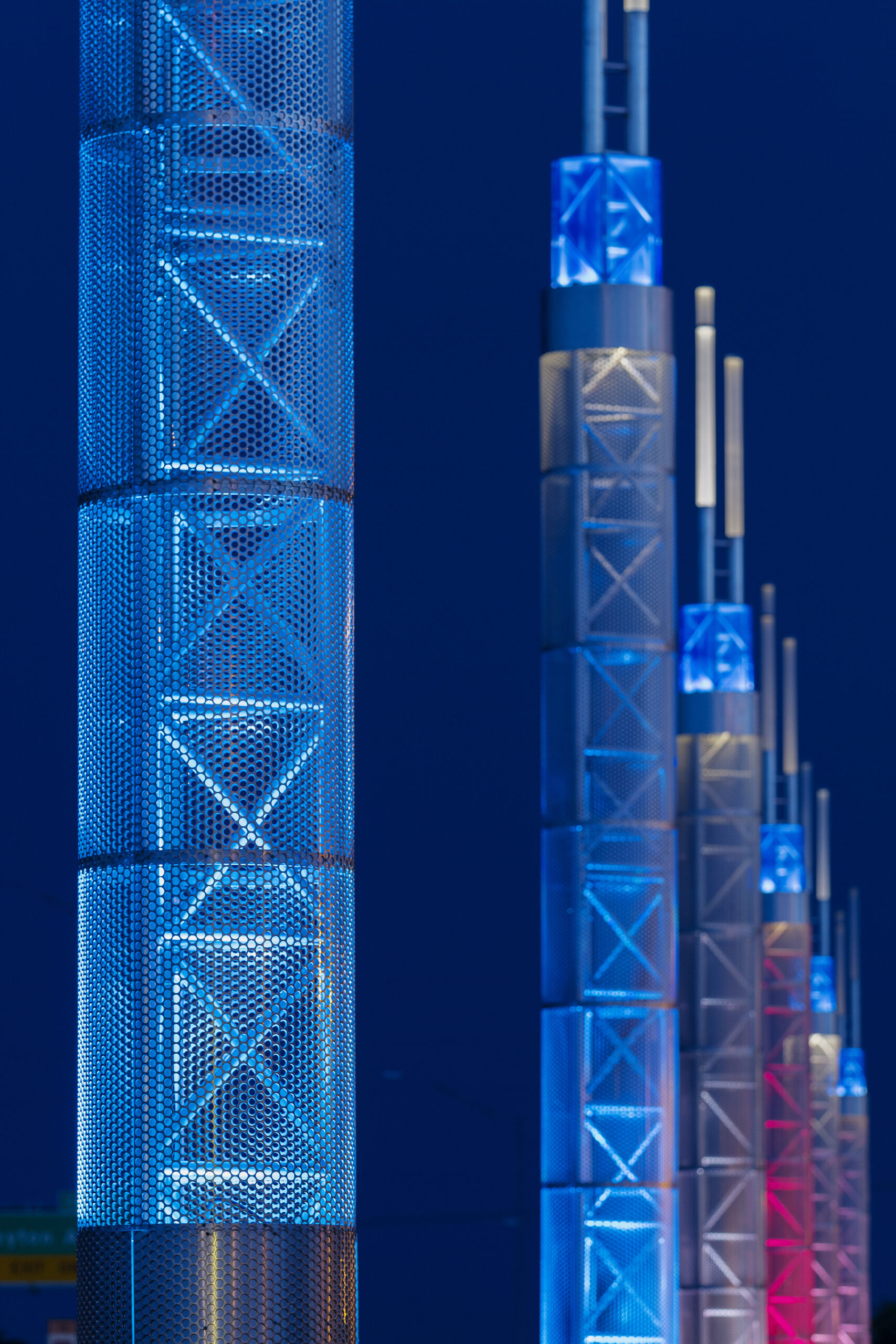 Ames Hwy30 Kun Night Vert Blue3