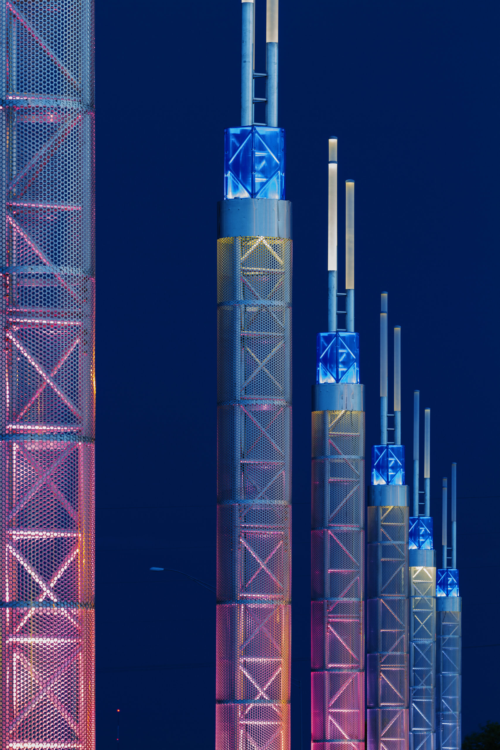 Ames Hwy30 Kun Night Vert Pink3