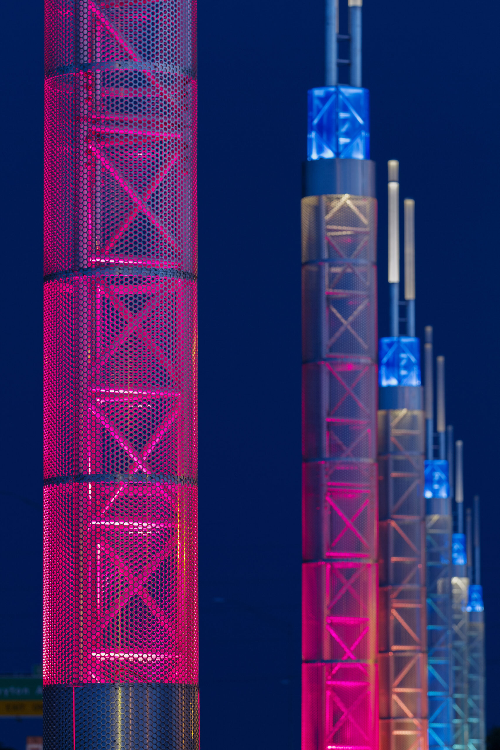 Ames Hwy30 Kun Night Vert Red3